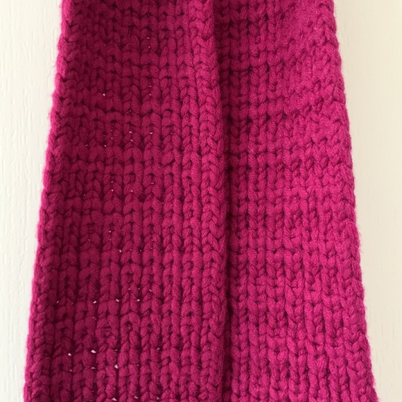 Ann Taylor Magenta 100% Cashmere Crochet Fringe Scarf New With Tag - Picture 3 of 8